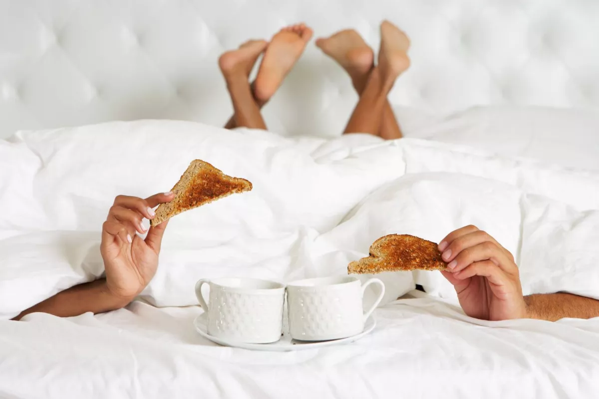 Frühstück im Bett, Paar mit Kaffee und Toastbrot
