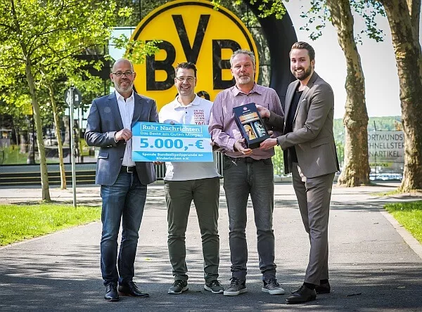 5.000 €-Spende wird mit Tippsieger Roman Kappey von der Ruhr Nachrichten übergeben