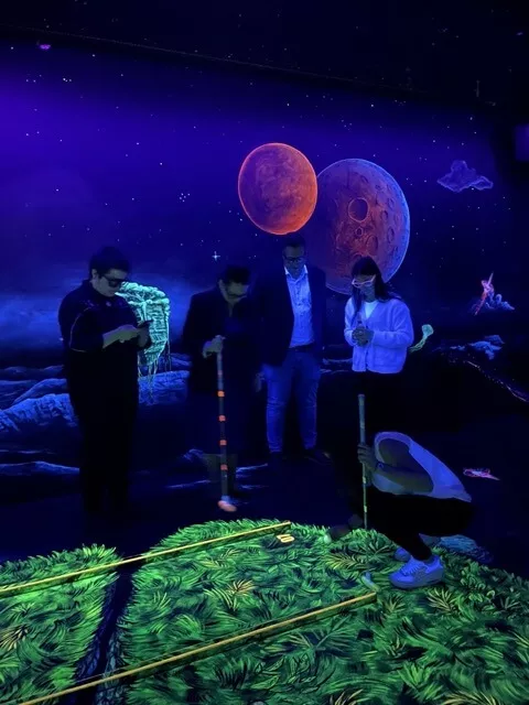 Mitarbeiter-Event: BB-Team spiel Minigolf im Neonlicht