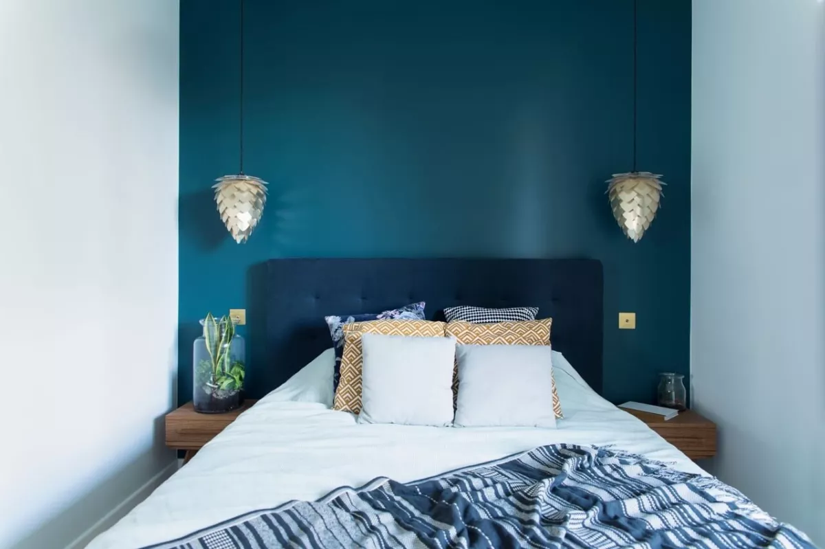 Schlafzimmer mit blauen Akzenten