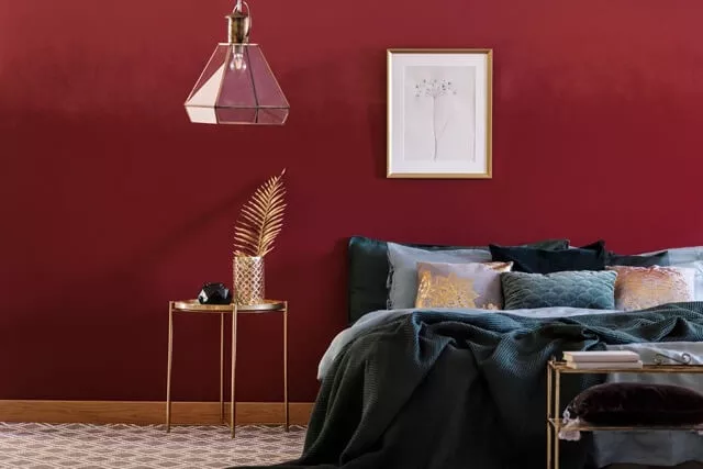 Schlafzimmer mit roter Wand
